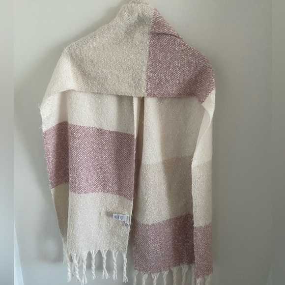 Gentle Fawn Super Soft Scarf Women’s Throw with Fringes Pastel Pink and Cream - Picture 4 of 5